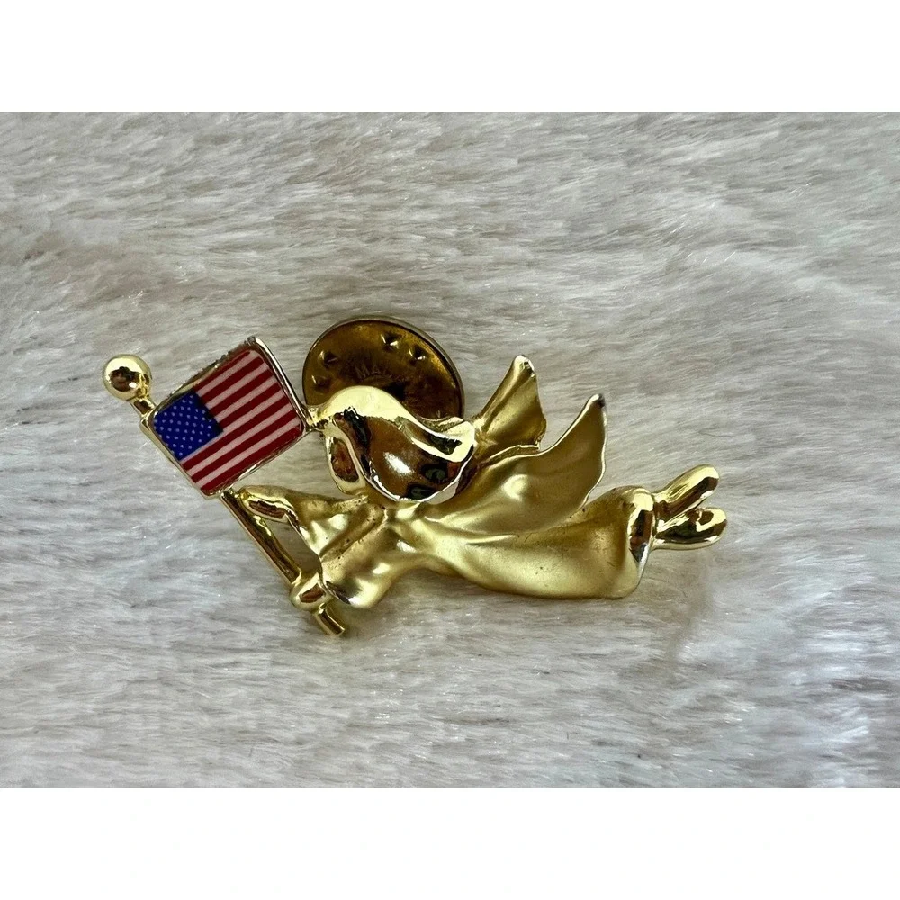 GiGi pin brooch